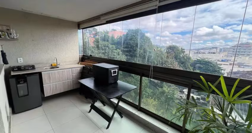 Exclusividade! conforto e mobilidade na tijuca: apartamento mobiliado à venda com 2 quartos (suíte), varanda, vaga, 70m² e estrutura completa. rua do bispo, a 800m do metrô afonso pena.