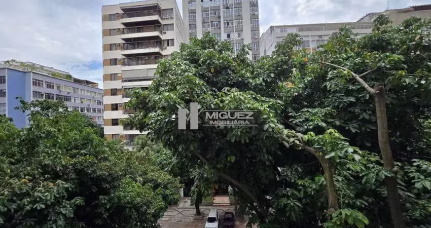 Apartamento à venda na parte nobre da tijuca, a poucos passos do metrô! são 130 m², com 3 quartos (1 suíte), sala ampla e 1 vaga coberta na escritura. perfeito para sua família. contate-nos!