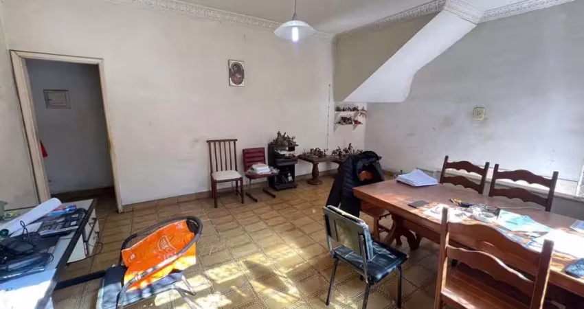No coração do méier, esta casa de vila está à venda com 2 quartos, vaga e uma ótima sala. rua aquidabã, próximo à dias da cruz. um imóvel com boa distribuição e localização estratégica.