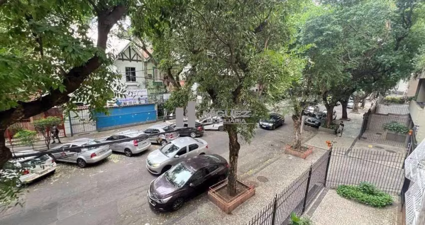 Na tijuca,  colado ao metrô afonso pena, este apartamento de 90m² está à venda com 3 quartos amplos e excelente aproveitamento de espaço. ideal para quem busca praticidade e conforto.