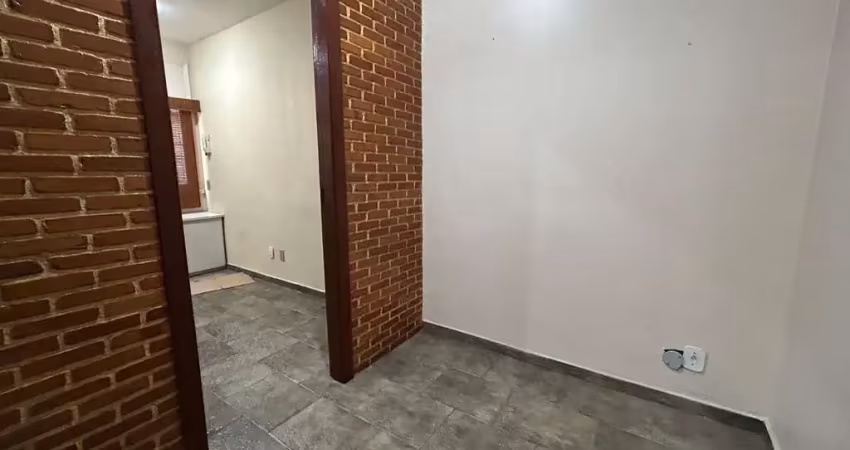 Quarto e sala localizado próximo a praça saens pena