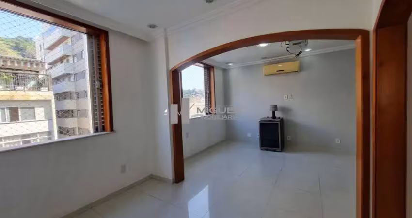 Na tijuca, apartamento à venda com 2 salas amplas, 2 quartos, dependência, vaga e portaria 24h. infraestrutura que garante qualidade de vida. venha conhecer essa oportunidade!