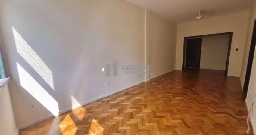 Oportunidade! apartamento à venda a 700m do metrô afonso pena, na tijuca. 2 quartos, suíte e vaga na escritura. localização privilegiada para quem valoriza praticidade. agende sua visita!