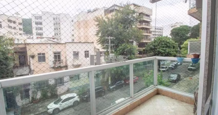 Apartamento à venda a poucos metros do shopping tijuca. são 90 m² com 2 quartos (1 suíte) e 2 vagas na escritura. ideal para quem busca localização e conforto.