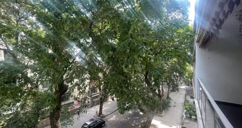 Apartamento à venda na rua dona delfina, tijuca, colado no metrô uruguai! varanda, sala, 3 quartos (1 suíte) e 2 vagas na escritura. vazio, ideal para investimento. fale comigo agora!