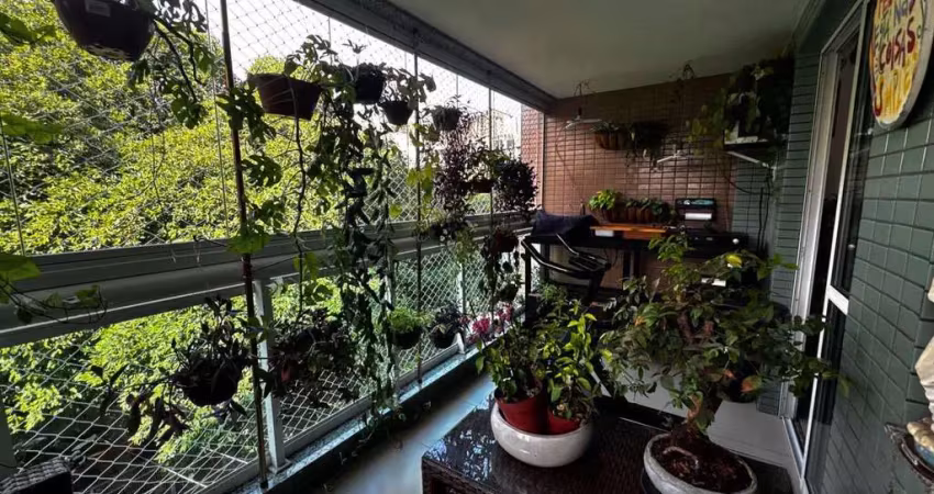 Vendo apartamento rua pereira de siqueira (tijuca) a 350m metros do metrô são francisco xavier. varanda, sala 2 quartos, 1 suite, 1 vaga de garagem.
