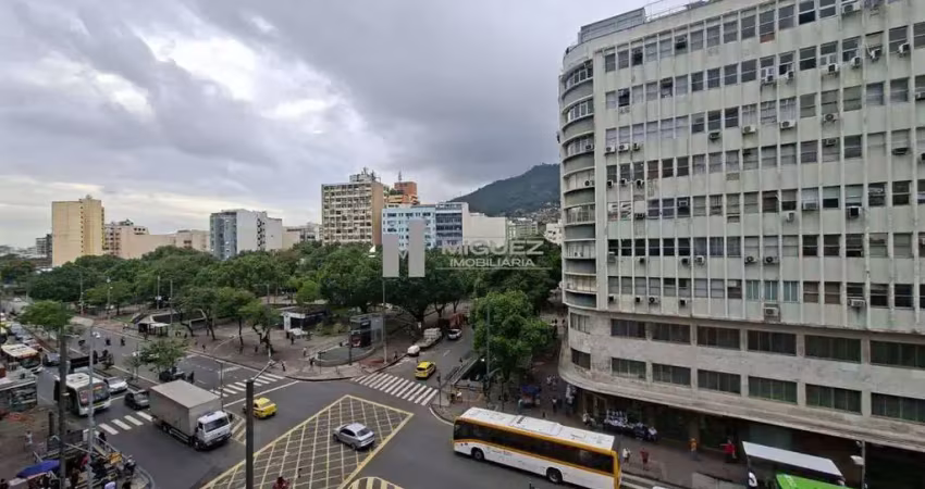 Excelente apartamento à venda na rua general roca, tijuca. de frente para a praça saens peña, com sala, 2 quartos e dependências completas. localização privilegiada. código: 21518.