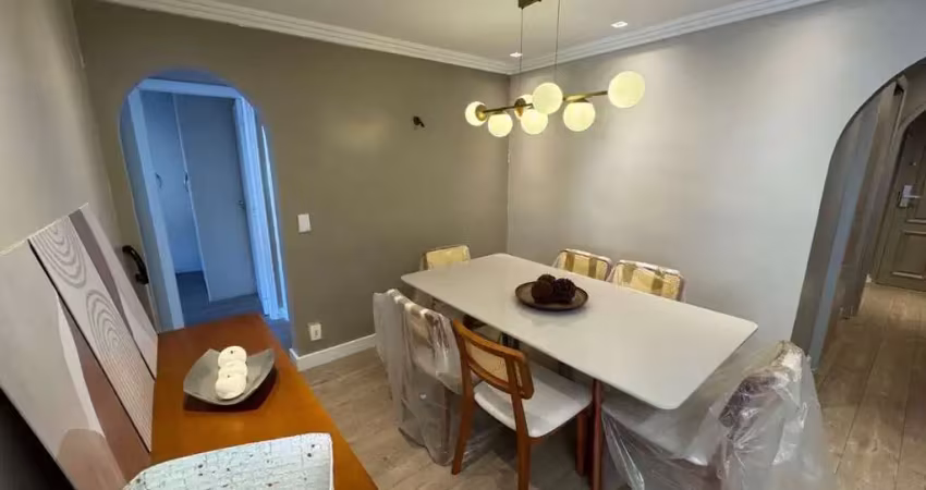 Finamente decorado, este apartamento à venda na tijuca conta com 2 quartos (1 suíte), varanda, móveis planejados, dependência completa e vaga de garagem. localização privilegiada na praça saens peña.