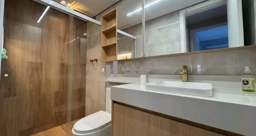 Finamente decorado, este apartamento à venda na tijuca conta com 2 quartos (1 suíte), varanda, móveis planejados, dependência completa e vaga de garagem. localização privilegiada na praça saens peña.