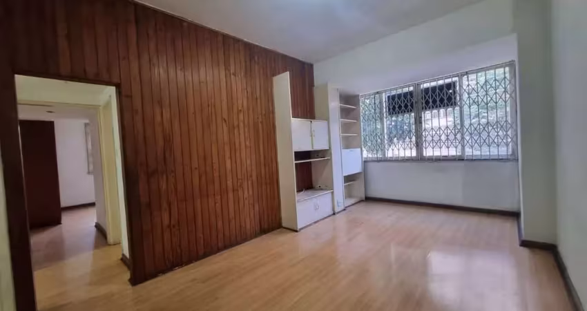 Apartamento à venda na tijuca, rua santo afonso entre o metrô saens pena e shopping tijuca. são 100m²  contendo sala, 3 quartos, dependências, vaga na escritura e portaria 24h.  oportunidade ímpar!