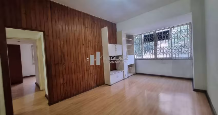 Apartamento à venda na tijuca, rua santo afonso entre o metrô saens pena e shopping tijuca. são 100m²  contendo sala, 3 quartos, dependências, vaga na escritura e portaria 24h.  oportunidade ímpar!