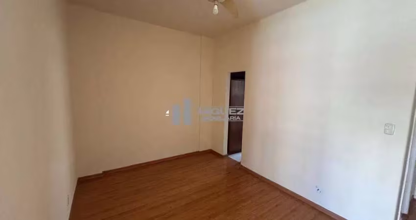 Tijuca, apartamento à venda com 2 quartos na rua carvalho alvim. localização prática, ao lado da rua uruguai e com fácil acesso a comércio variado. entre em contato para saber mais.