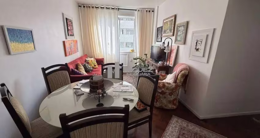Apartamento à venda na rua garibaldi, tijuca, a 900 metros do metrô uruguai. imóvel com 3 quartos, 2 banheiros, dependência completa e vaga na escritura. excelente localização residencial.