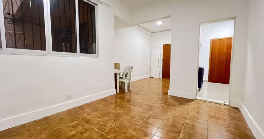 À venda: apartamento térreo bem distribuído na rua benevenuto berna, tijuca. conta com 3 quartos, sala em dois ambientes, banheiro social, ampla cozinha e área de serviço. ótima oportunidade para mora