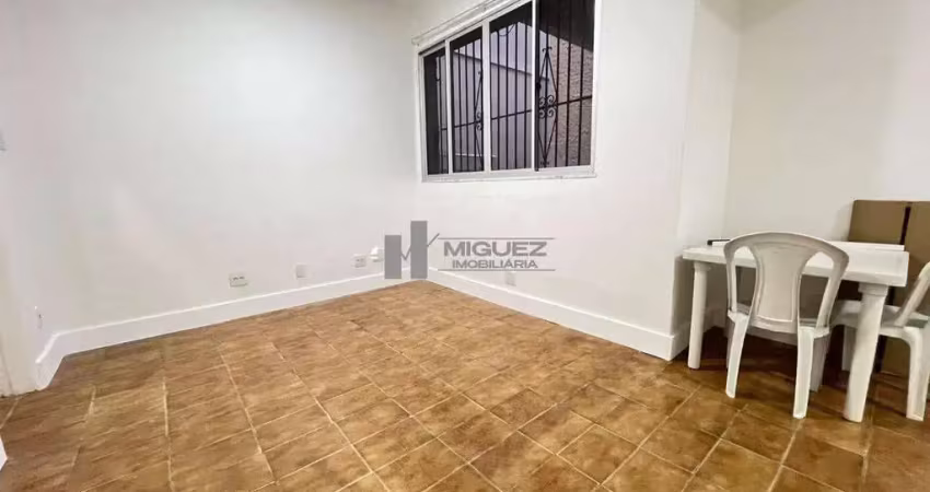 À venda: apartamento térreo bem distribuído na rua benevenuto berna, tijuca. conta com 3 quartos, sala em dois ambientes, banheiro social, ampla cozinha e área de serviço. ótima oportunidade para mora