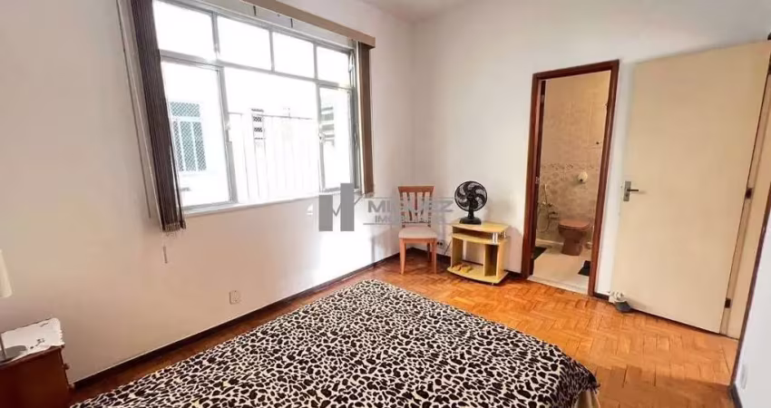 À venda: apartamento bem localizado na rua professor gabizo, tijuca, próximo ao metrô. são 3 quartos (1 suíte), sala, banheiro social, cozinha ampla, dependência completa e vaga de garagem. praticidad