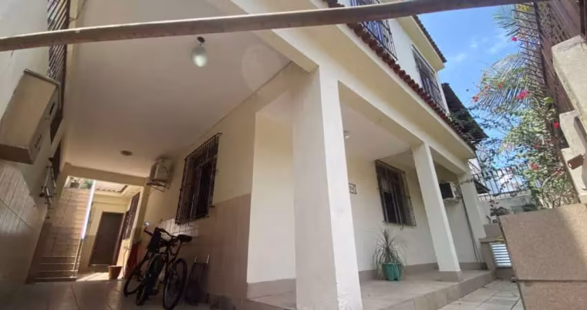 À venda no andaraí, imóvel com 4 quartos, 250m² e 2 vagas na rua nísia floresta. excelente localização, perto de comércio e serviços. código do imóvel: 20569. consulte detalhes.