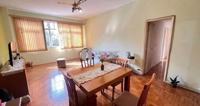Apartamento à venda na rua professor gabizo, tijuca, a poucos metros do metrô afonso pena. imóvel com sala, 3 quartos (1 suíte), banheiro social, ampla cozinha, dependências completas e 1 vaga de gara