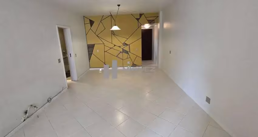 À venda apartamento amplo na rua carvalho alvim – tijuca. 120 m², varanda, 3 quartos sendo 1 suíte, copa-cozinha funcional, dependências completas e 2 vagas na escritura. excelente localização, com fá
