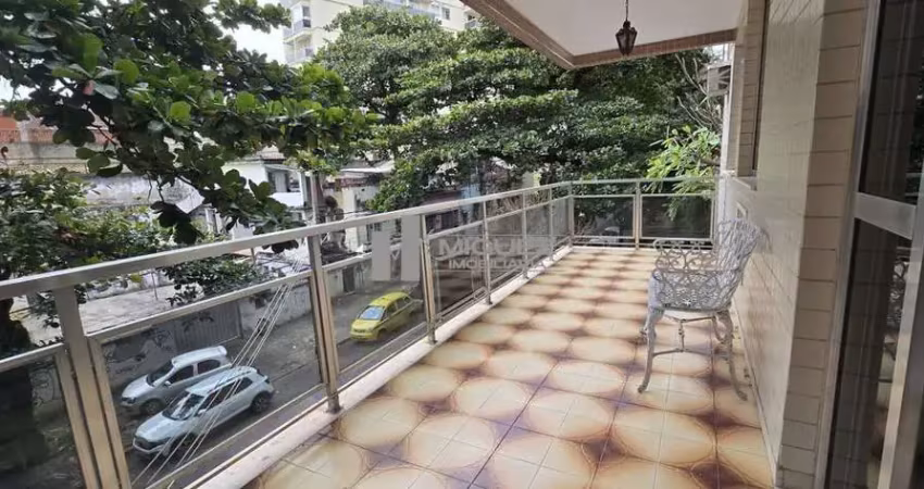 Apartamento à venda na rua carvalho alvim, tijuca. são 120 m² bem distribuídos, com varanda, 3 quartos (1 suíte), banheiro social, copa-cozinha, dependências completas e 2 vagas de garagem com escritu
