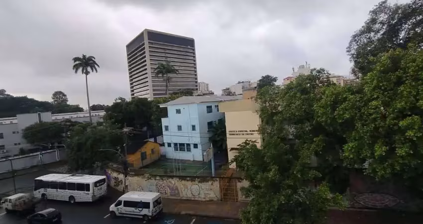 À venda: apartamento com 2 quartos na av. paula souza, tijuca. imóvel bem localizado, com fácil acesso ao metrô e ao maracanã. oportunidade para quem busca mobilidade e conveniência.