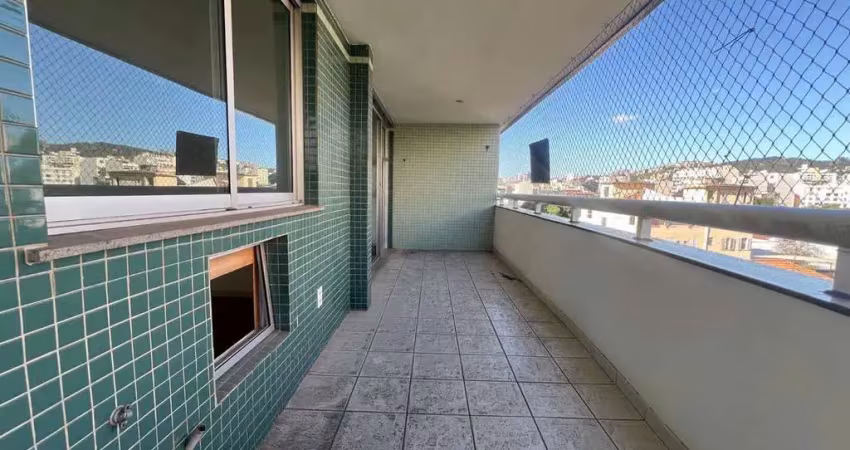 Apartamento à venda na rua doutor satamini, a poucos passos da praça afonso pena. imóvel com varanda, 3 quartos (1 suíte) e 1 vaga na escritura. excelente opção em localização valorizada da tijuca.