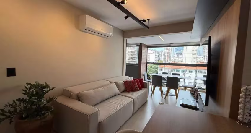 Apartamento à venda na tijuca, próximo à praça saens peña. são 2 quartos (1 suíte), varandão, sala, cozinha planejada e 1 vaga. decoração moderna e funcional.