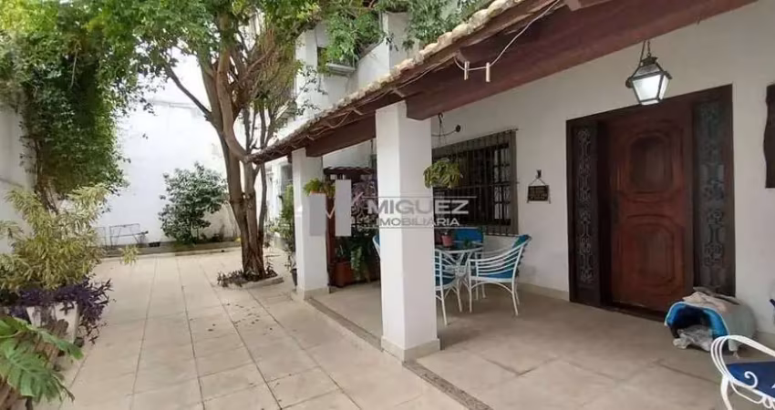 Casa exclusiva à venda com 4 quartos sendo 1 suíte, 3 vagas e área externa. rua ibituruna, tijuca. código 22734
