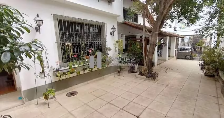 Belíssima casa  à venda com 4 quartos sendo 1 suíte, 3 vagas e área externa. rua ibituruna, tijuca. código 22734