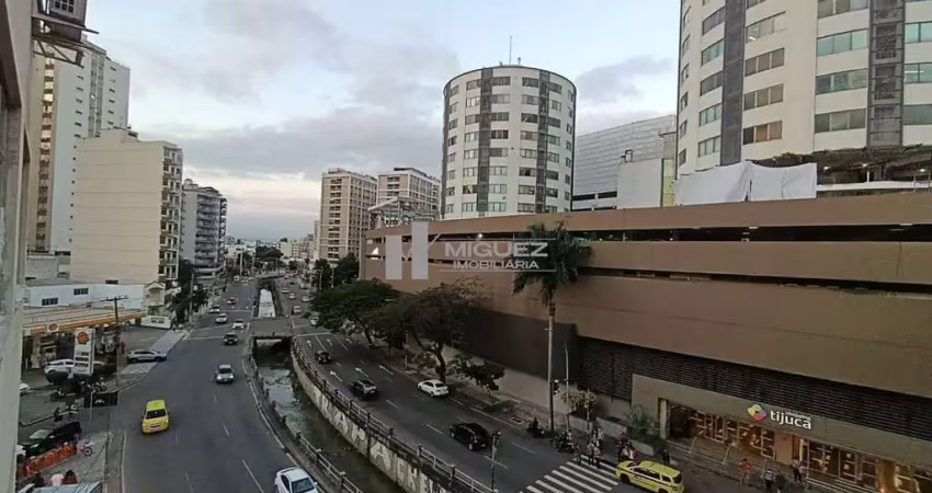 Alugo apartamento com: vaga coberta, 2 quartos e dependências, na avenida maracanã ao lado do shopping tijuca e à 500m do metrô saes pena