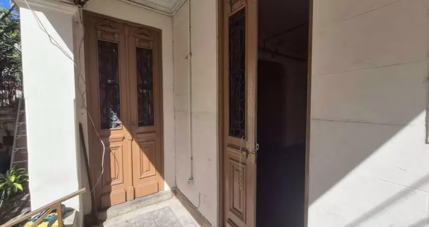 Casa na rua professor gabizo, tijuca, sala ampla, 4 quartos, área externa e apenas 400 metros do metrô afonso pena