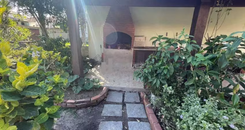 Casa em condomínio a venda em cabo frio, bairro peró, com 2 quartos, 2 vagas na escritura, piscina, churrasqueira, mini campo de futebol a poucos metros da ilha do japonês.