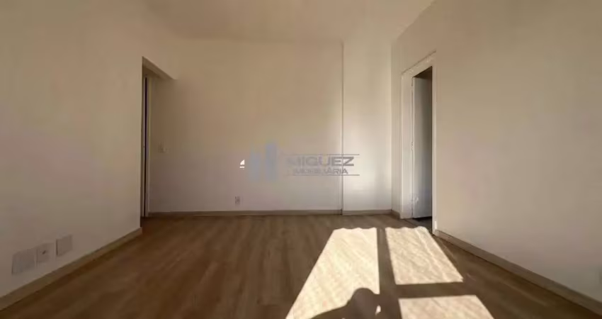 Apartamento à venda em vila isabel com varanda, sala ampla, dois quartos em ótimo estado, banheiro social, cozinha prática, dependência completa e vaga de garagem. entre em contato para detalhes.