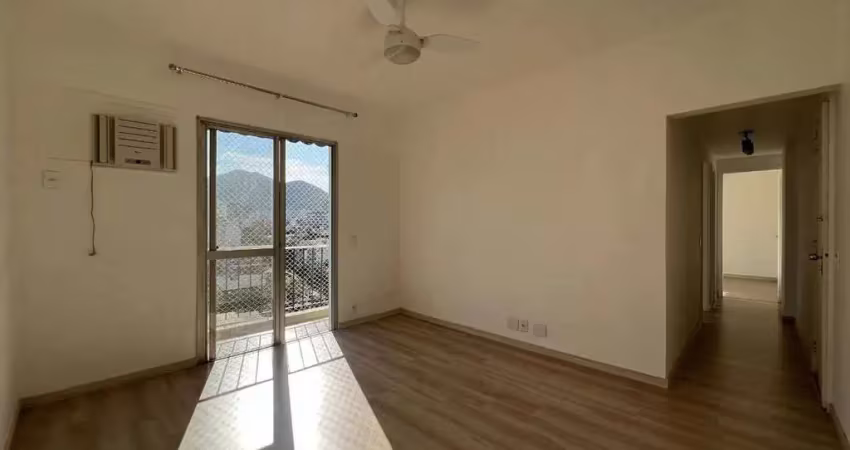 À venda em vila isabel: apartamento com excelente planta. são dois bons quartos, sala arejada, varanda, cozinha espaçosa, dependência completa e uma vaga de garagem. ótima localização. saiba mais.