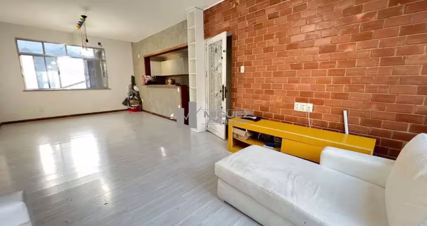 Casa de vila a venda, duplex, salão em 2 ambientes, 3 ótimos quartos sendo 2  suítes, banheiro social, copa cozinha, piscina e churrasqueira, vaga de garagem, rua rego lopes, tijuca.
