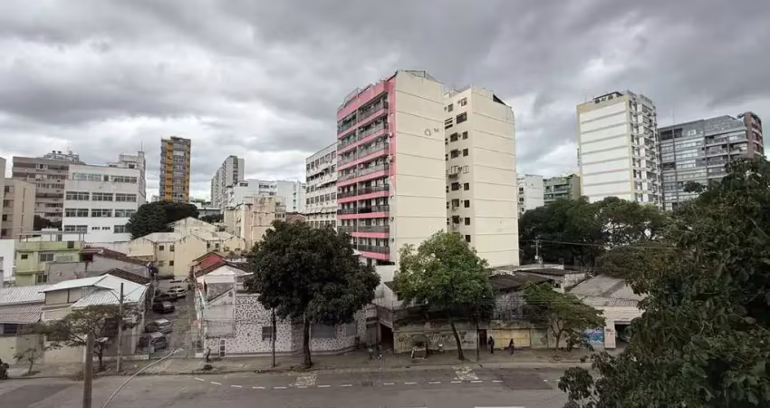 À venda, na tijuca, rua professor gabizo. apartamento com 2 quartos, suite e vaga na escritura.