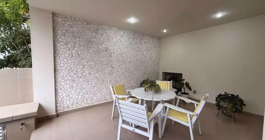 Casa duplex a venda, rua itacuruçá. tijuca, 209m², 2 varandas, 3 ótimos quartos, suíte, cozinha planejada, dependências completas, piscina, 1 vaga de garagem.