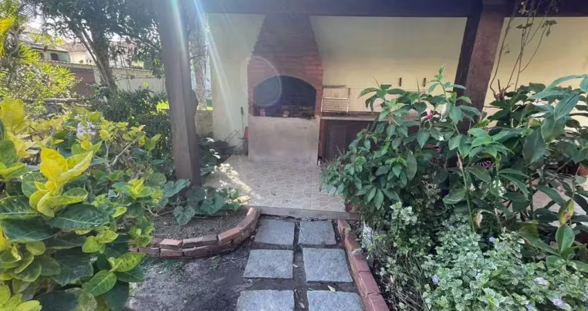 Casa em condomínio a venda em cabo frio, bairro peró, com 2 quartos, 2 vagas na escritura, piscina, churrasqueira, mini campo de futebol a poucos metros da ilha do japonês.