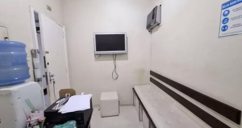 Ampla sala comercial à venda debruçada à praça saens pena na rua conde de bonfim, no bairro da tijuca