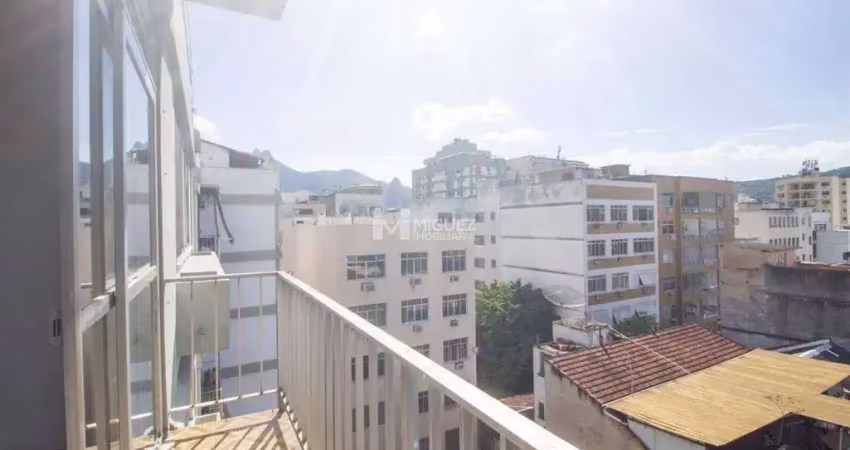 Apartamento à venda na tijuca! apenas a 350 metros do shopping tijuca! varanda, sala 2 quartos suíte e vaga! prédio com infra!