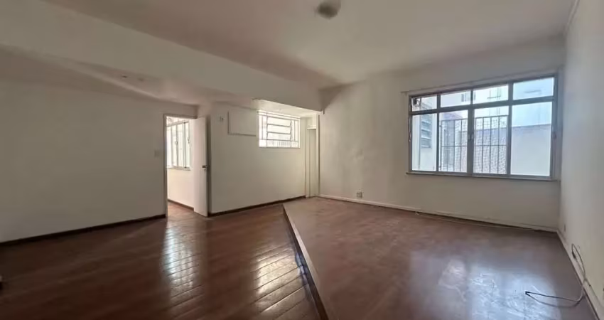 Apartamento a venda, av. melo matos, tijuca, sala em 2 ambientes, 3 quartos, banheiro social, ampla cozinha, dependências completas.