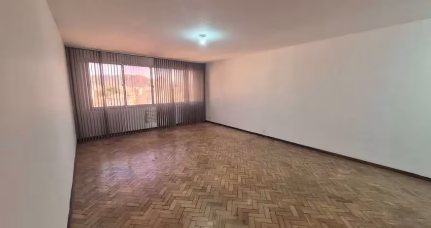 Espaçoso apartamento a venda na rua antônio basílio, na tijuca. com 3 quartos, sendo 1 suíte e 2 vagas na garagem. próximo a estação de metrô uruguai