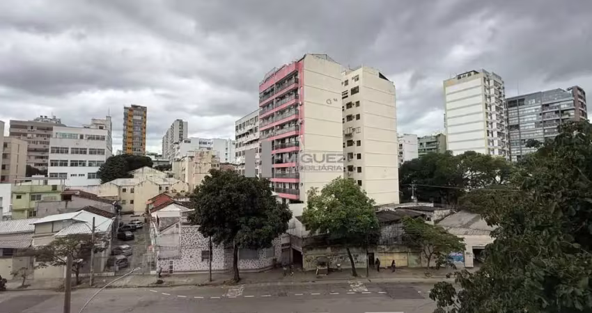 Na tijuca, apartamento à venda na rua professor gabizo. dois quartos, suíte, vaga na escritura e boa distribuição interna. excelente oportunidade para morar ou investir.