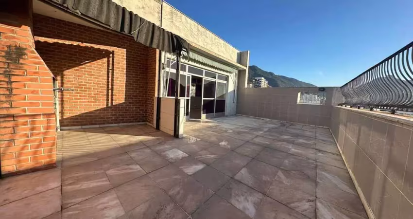 Excelente cobertura à venda na tijuca, rua dr. satamini. são 3 quartos, sendo 1 suíte com closet, sala integrada a iluminação natural, cozinha com dependência completa e 1 vaga de garagem na escritura