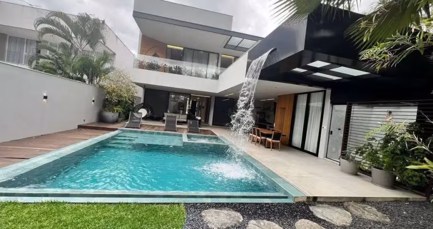 Casa triplex a venda no condomínio alphaville de alto padrão e sofisticação com 5 suítes e espaço para 4 vagas de garagem com uma infraestrutura impecável - barra da tijuca