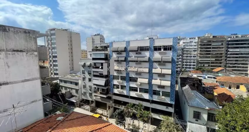 Na tijuca, apartamento à venda na rua professor gabizo, próximo ao metrô afonso pena (350 metros). conta com 3 quartos, suíte, sala ampla e vaga. excelente iluminação com sol da manhã.