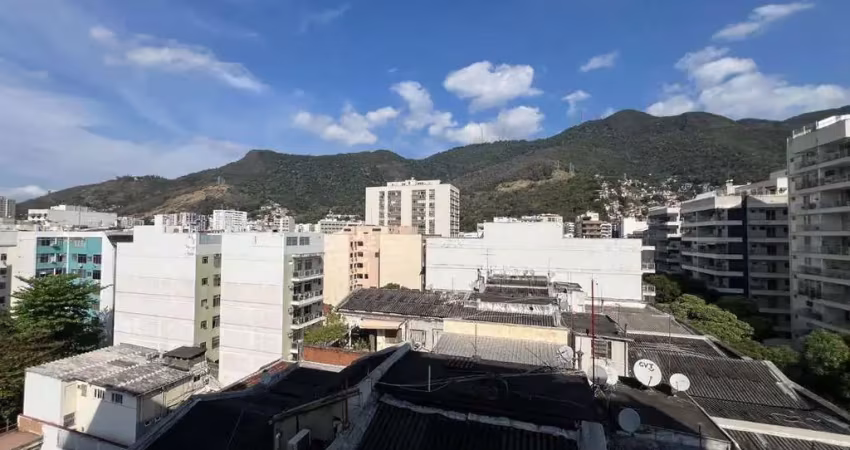 Apartamento a venda, rua joão alfredo, tijuca, 2 varandas, 3 ótimos quartos, sendo 1 suíte, banheiro social, cozinha com armários, dependências completas, 2 vagas de garagem.