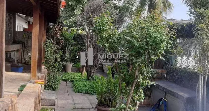 Casa completa, 3 quartos, suite, 3 vagas com espaço gourmet, piscina e escritório no pavimento superior