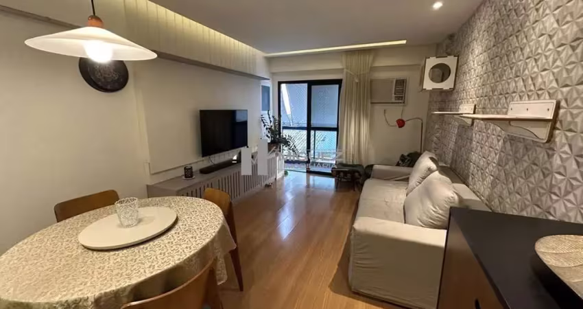 Colado à praça afonso pena, varanda,  sala 2 quartos sendo 1 suíte 1 vaga de garagem, 80m²