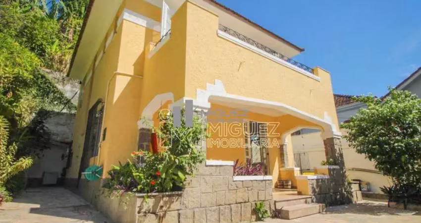 Casa à venda na rua dr. catrambi com piscina, 3 quartos, garagem para 3 carros e uma área externa enorme. alto da boa vista